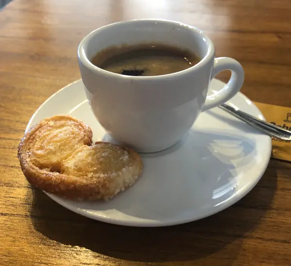 Un espresso con una palmera en el plato