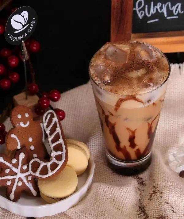 Un moka frío en vaso con galletitas y alfajorcitos al lado
