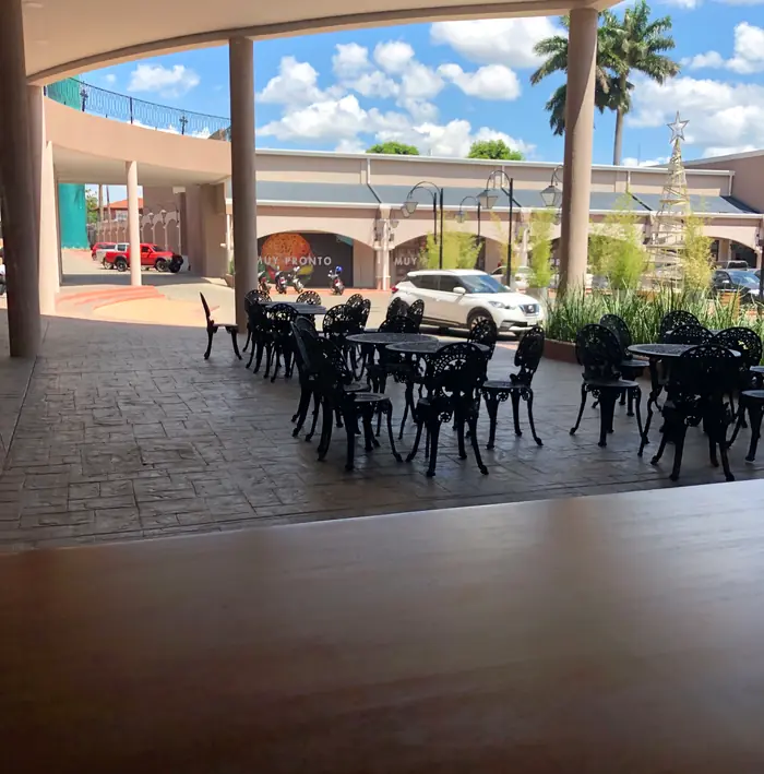 Mesas en la galería del Paseo 1811, frente a Alquimia