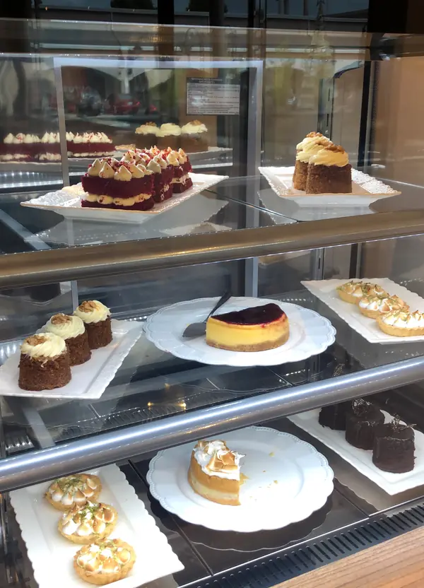 La vitrina de Alquimia con tortas, tartas y masas